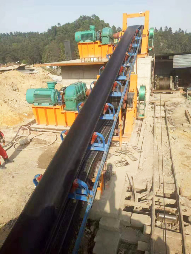 貴州煤礦大傾角皮帶輸送機(jī)生產(chǎn)完畢裝車發(fā)貨