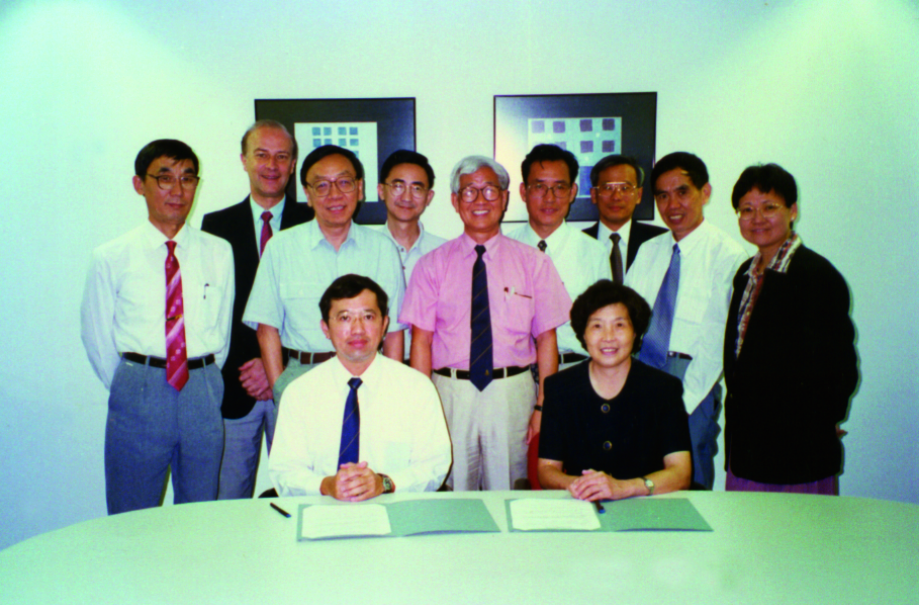 1996年，吳德馨先生與香港科技大學理學院院長高秉強（前排左）簽署協議，成立微電子聯合實驗室