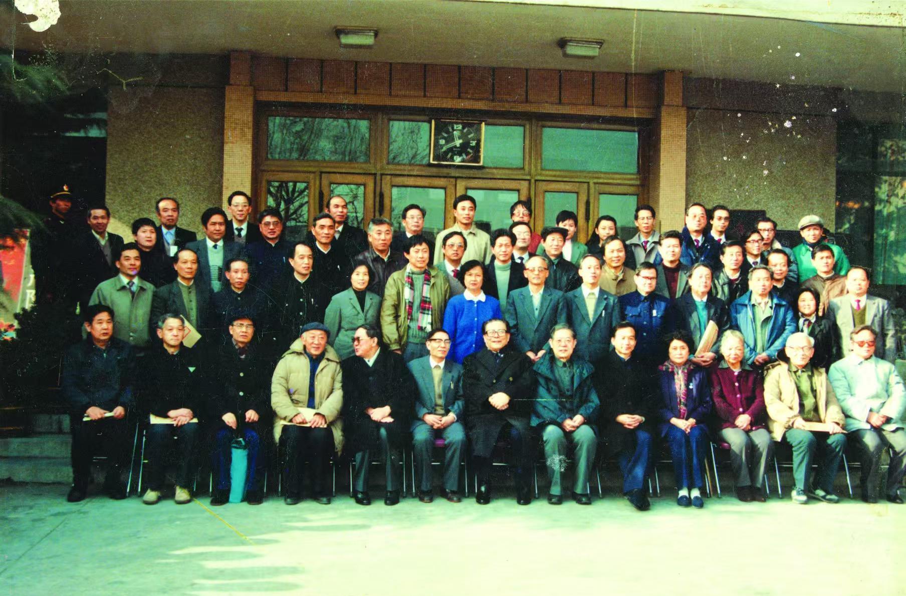 1992年9月5日，江澤民總書記視察半導體所，吳德馨先生向他匯報工作