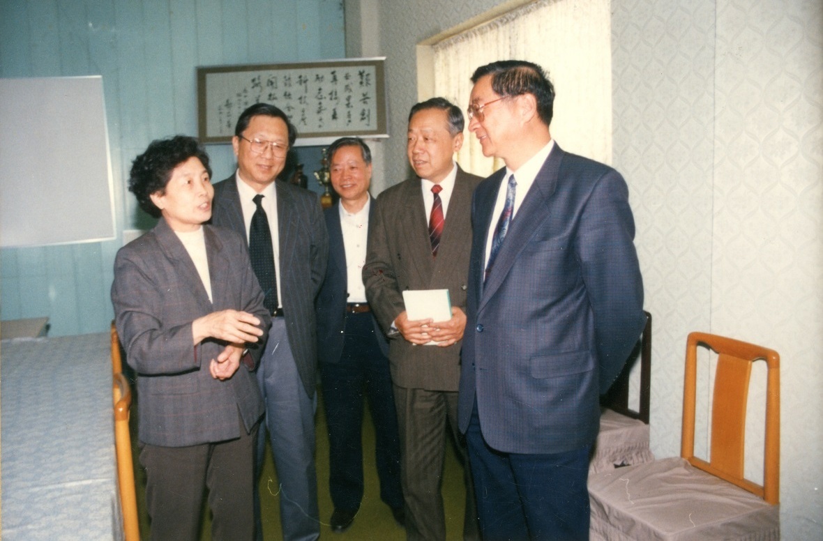 1996年，電子工業部部長胡啟立、中國科學院副院長路甬祥視察微電子中心