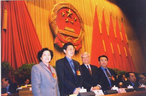 1998年，當選第九屆全國人大常委會委員
