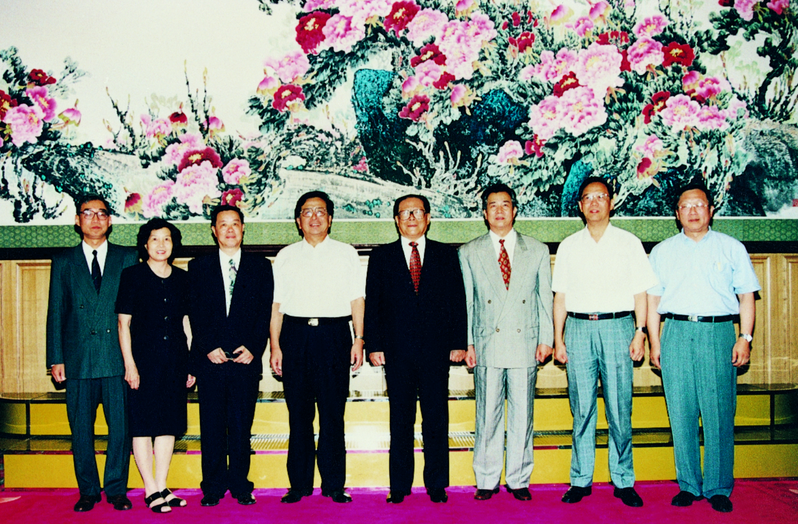 1998年，吳德馨先生在北戴河向江澤民總書記匯報微電子技術的發展趨勢